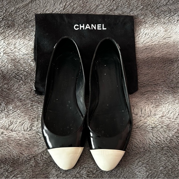CHANEL Logo Patent Leather Flats Sz.37.5 - Picture 6 of 8